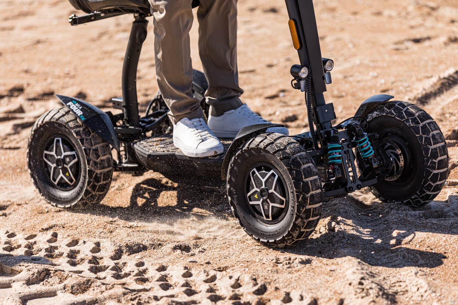 מיה פור 4×4 Pro Max בחול · צמיגי שטח, מתלה קפיצי ובלם דיסק בתנועה